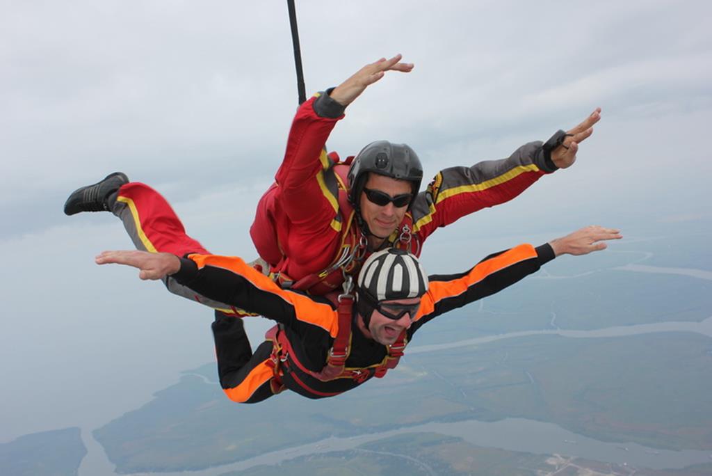 Первый прыжок с парашютом в тандеме с инструктором Дмитрия Первый прыжок с парашютом в тандеме с инструктором Дмитрия
