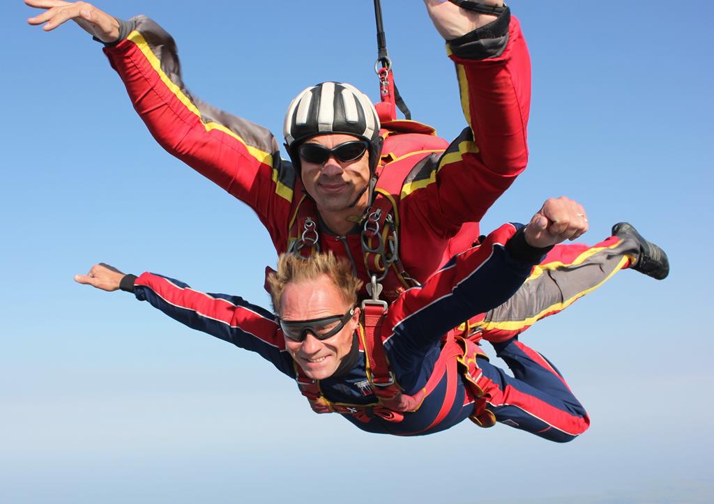 Первый прыжок с парашютом в тандеме с инструктором Вячеслава Первый прыжок с парашютом в тандеме с инструктором Вячеслава