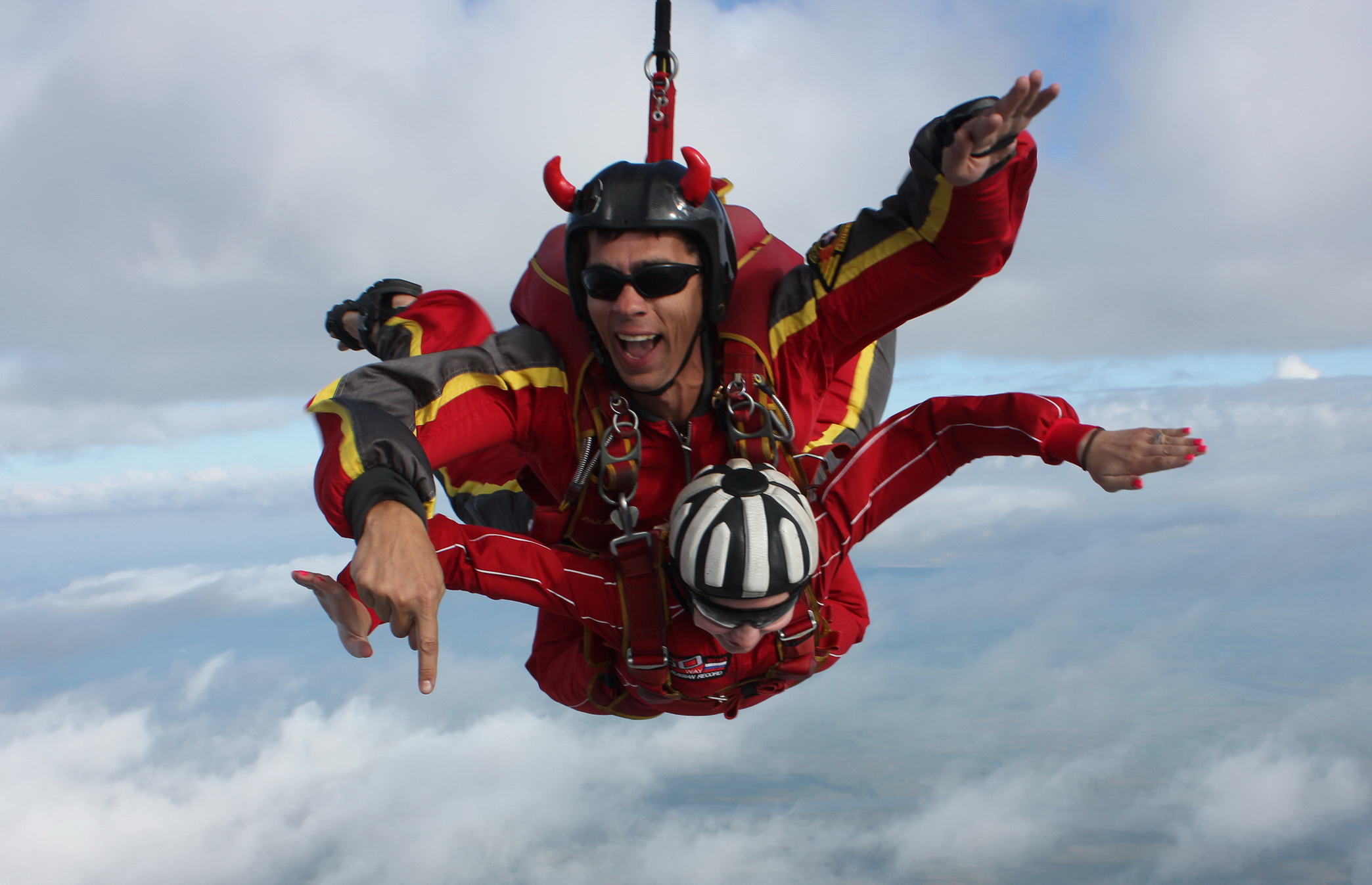 Первый прыжок с парашютом в тандеме с инструктором Анастасии Первый прыжок с парашютом в тандеме с инструктором Анастасии