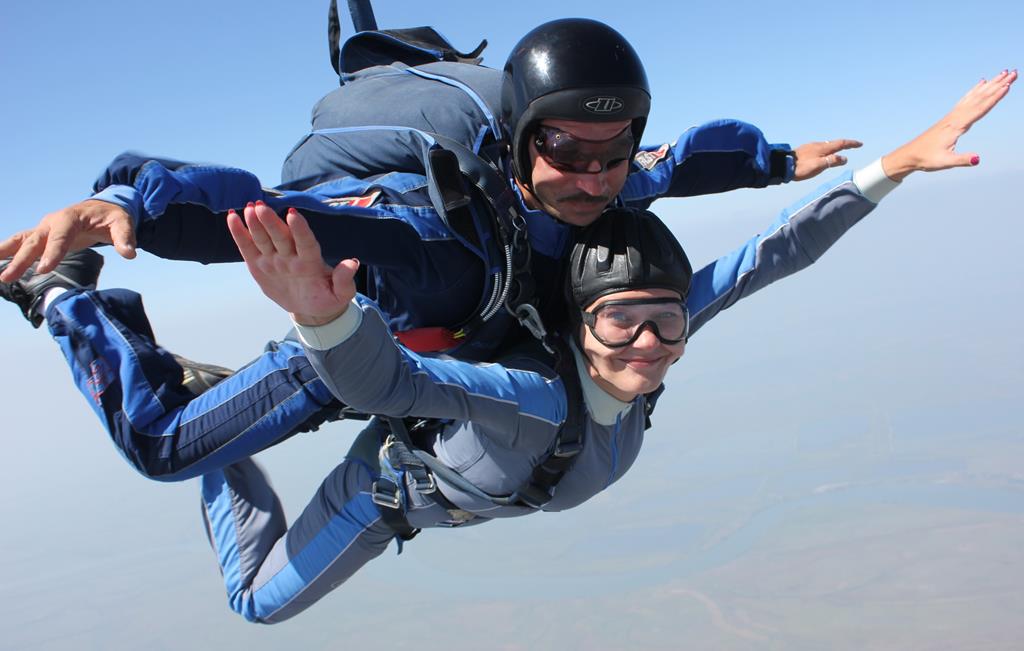 Первый прыжок с парашютом в тандеме с инструктором Катерины Первый прыжок с парашютом в тандеме с инструктором Катерины