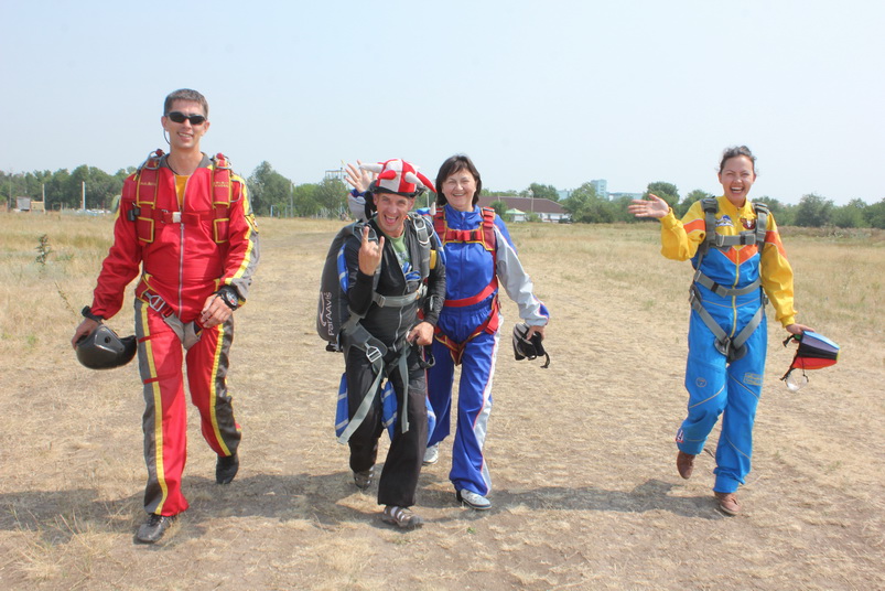 Первый прыжок с парашютом в тандеме с инструктором Александры