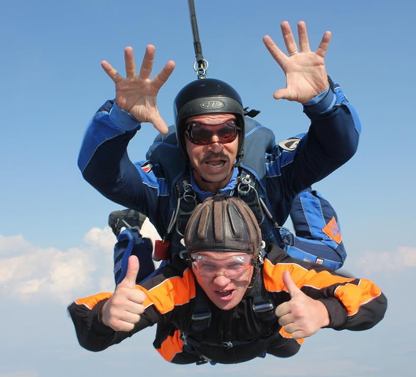Первый прыжок с парашютом в тандеме с инструктором Александры