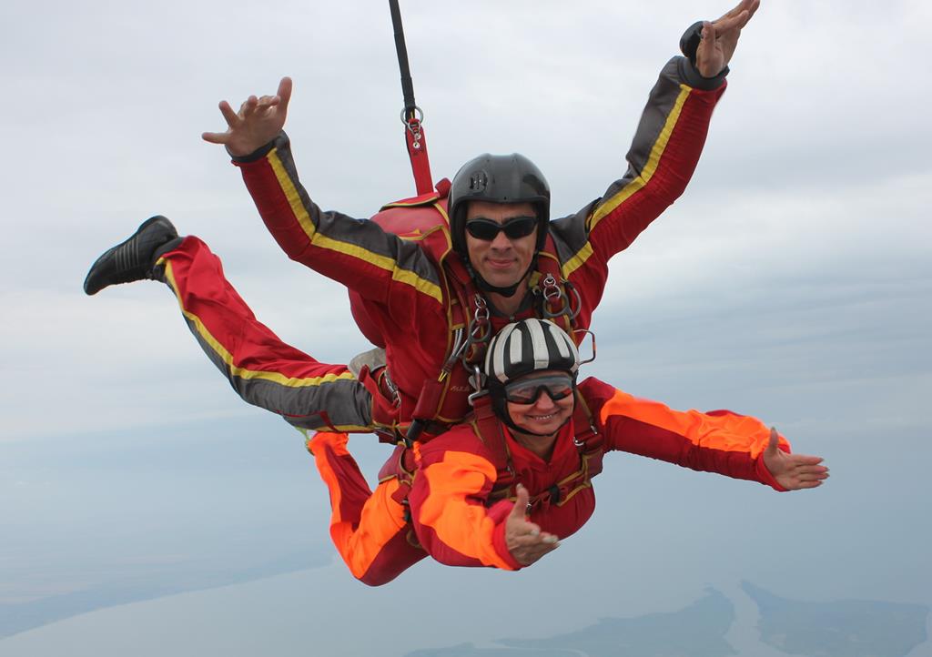Первый прыжок с парашютом в тандеме с инструктором Ирины