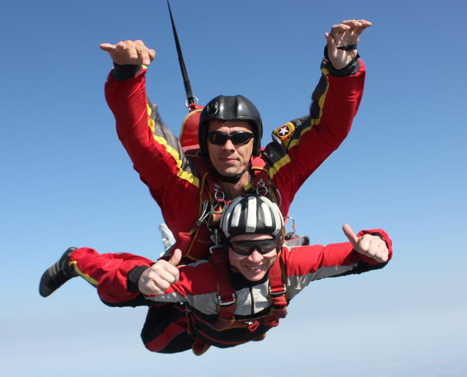 Первый прыжок с парашютом в тандеме с инструктором Степана