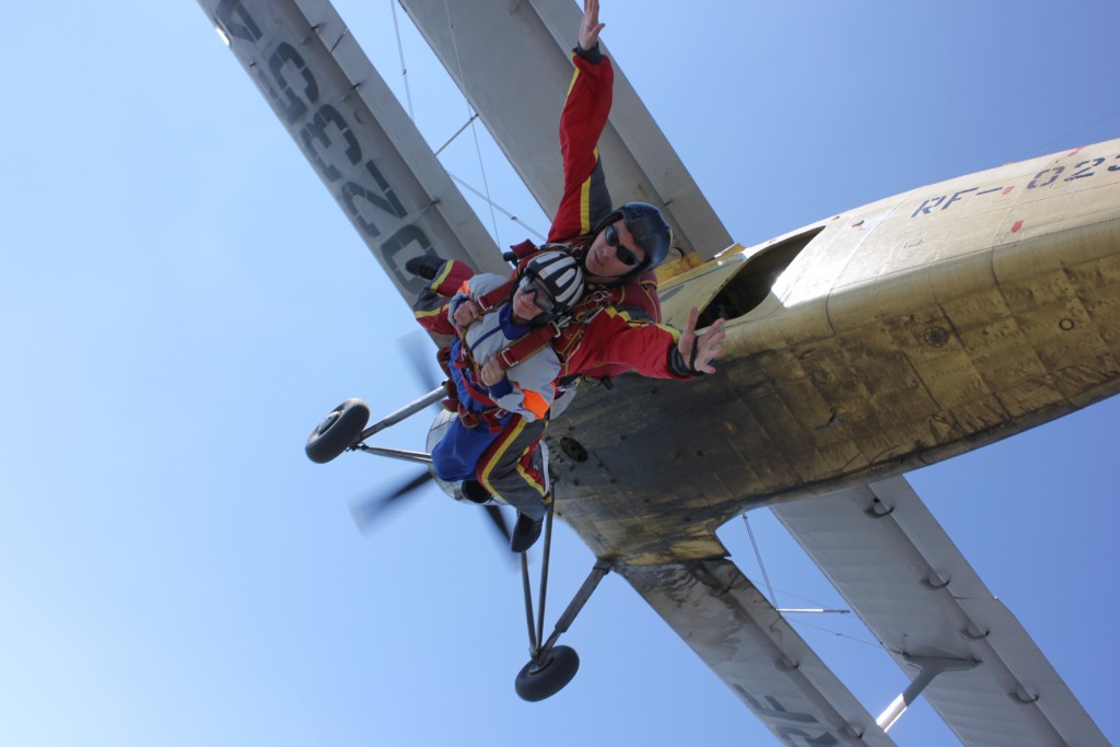 Первый прыжок с парашютом в тандеме с инструктором в Азовском аэроклубе Первый прыжок с парашютом в тандеме с инструктором