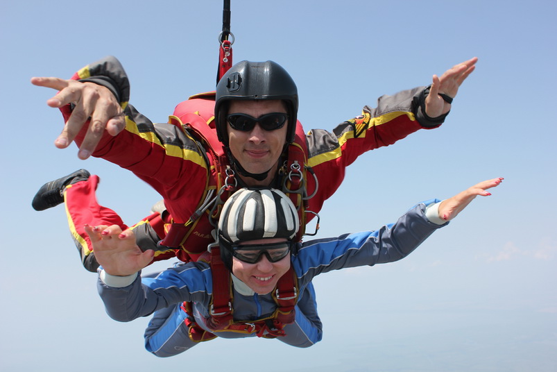 Первый прыжок с парашютом в тандеме с инструктором Юлии