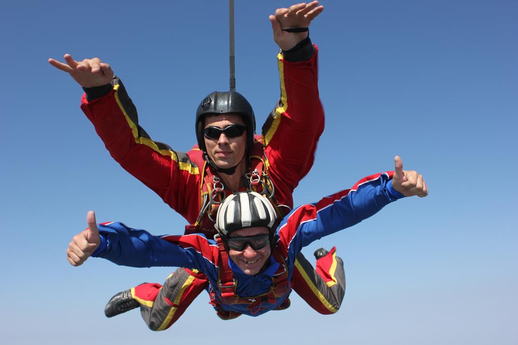 Первый прыжок с парашютом в тандеме с инструктором Виктора