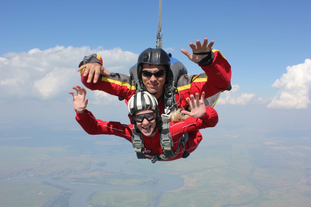 Первый прыжок с парашютом в тандеме с инструктором Натальи