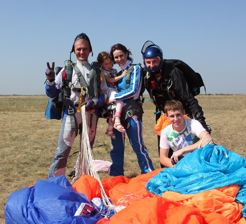 Первый прыжок с парашютом в тандеме с инструктором Насти
